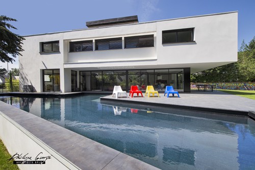 architecte moderne piscine fauteuil couleur primaire