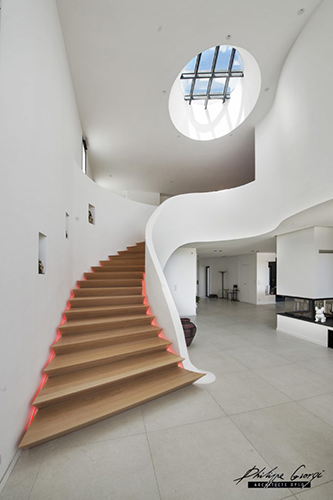 escalier bois et blanc architecte