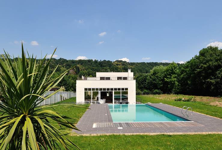 jardin piscine maison moderne
