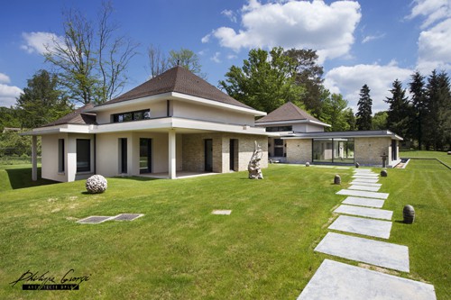 maison contemporaine jardin pelouse