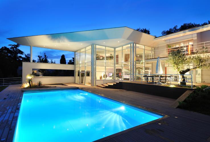 maison moderne piscine nuit