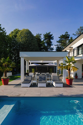 maison moderne terrasse piscine 76