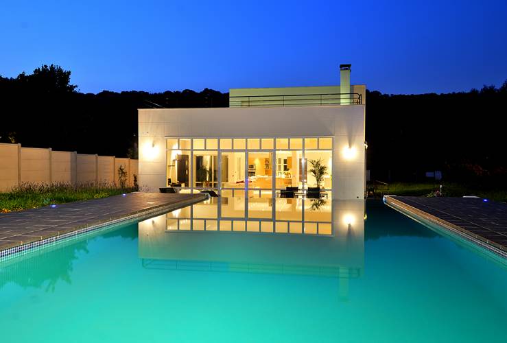 piscine nuit maison moderne