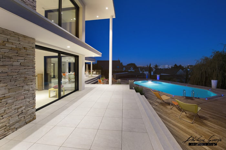 villa avec terrasse et piscine architecte